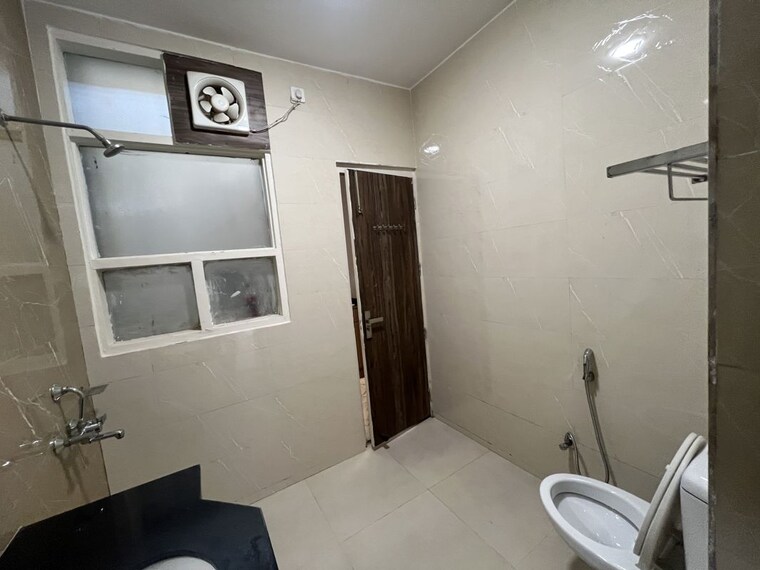 Bathroom, dlf phase iv 4 Bedroom 6000 Sq.Ft. Independent House In Dlf Phase iv Gurgaon 10592710