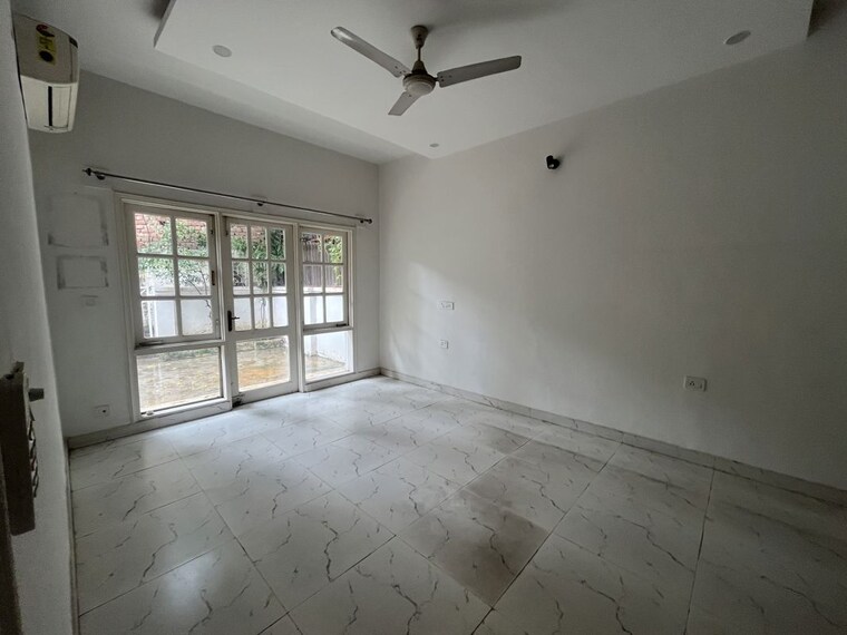 Room, dlf phase iv 4 Bedroom 6000 Sq.Ft. Independent House In Dlf Phase iv Gurgaon 10592710