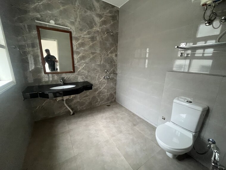 Bathroom, dlf phase iv 4 Bedroom 6000 Sq.Ft. Independent House In Dlf Phase iv Gurgaon 10592710