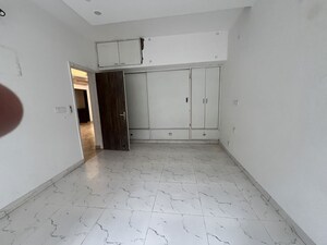 Room in 4 BHK Independent House at Dlf Phase iv – for Rent