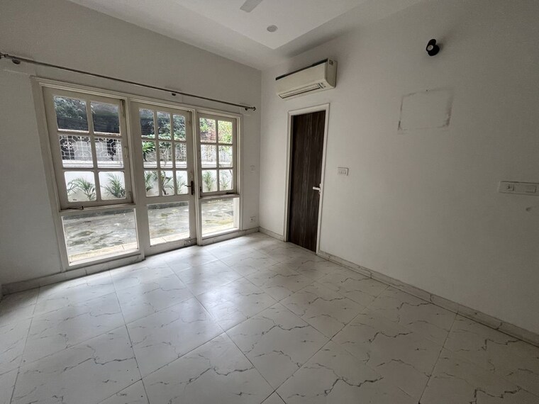 Room, dlf phase iv 4 Bedroom 6000 Sq.Ft. Independent House In Dlf Phase iv Gurgaon 10592710