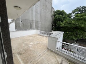 Balcony in 4 BHK Independent House at Dlf Phase iv – for Rent