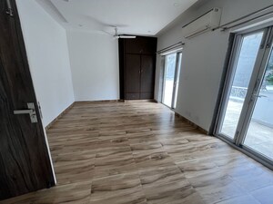 Room in 4 BHK Independent House at Dlf Phase iv – for Rent