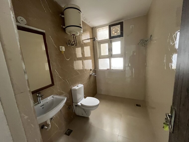 Bathroom, dlf phase iv 4 Bedroom 6000 Sq.Ft. Independent House In Dlf Phase iv Gurgaon 10592710