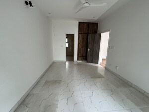 Room in 4 BHK Independent House at Dlf Phase iv – for Rent