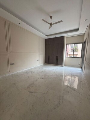 Room in 3 BHK Builder Floor at Navjeevan Vihar – for Rent