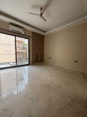Room in 3 BHK Builder Floor at Navjeevan Vihar – for Rent