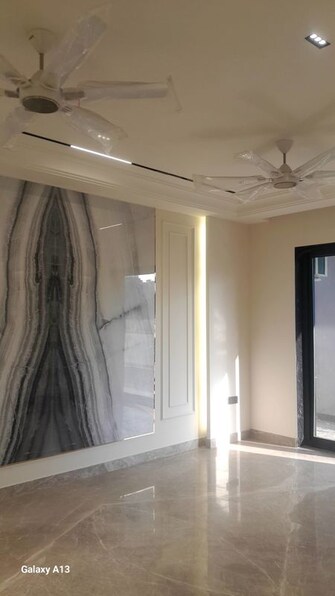 4 BHK + Servant Room 2200 Sq.Ft. Builder Floor in Unitech South City II