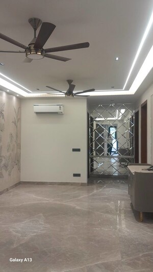 Team Area in 4 BHK Builder Floor at Unitech South City II, Sector 50 – for Rent