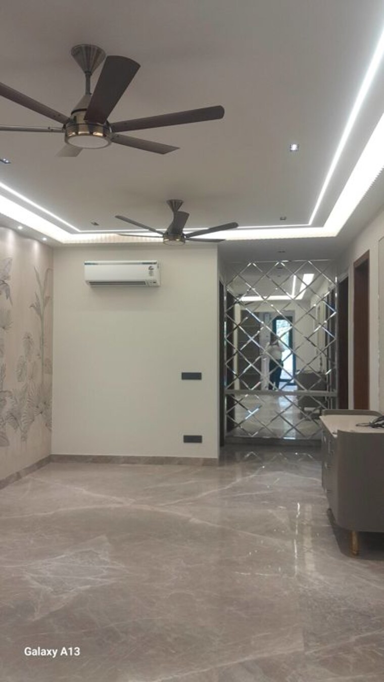 Team Area, unitech-south-city-ii 4 Bedroom 2200 Sq.Ft. Builder Floor In Sector 50 Gurgaon 10592774