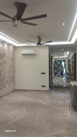 Room in 4 BHK Builder Floor at Unitech South City II, Sector 50 – for Rent