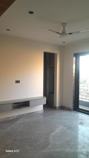 Room in 4 BHK Builder Floor at Unitech South City II, Sector 50 – for Rent