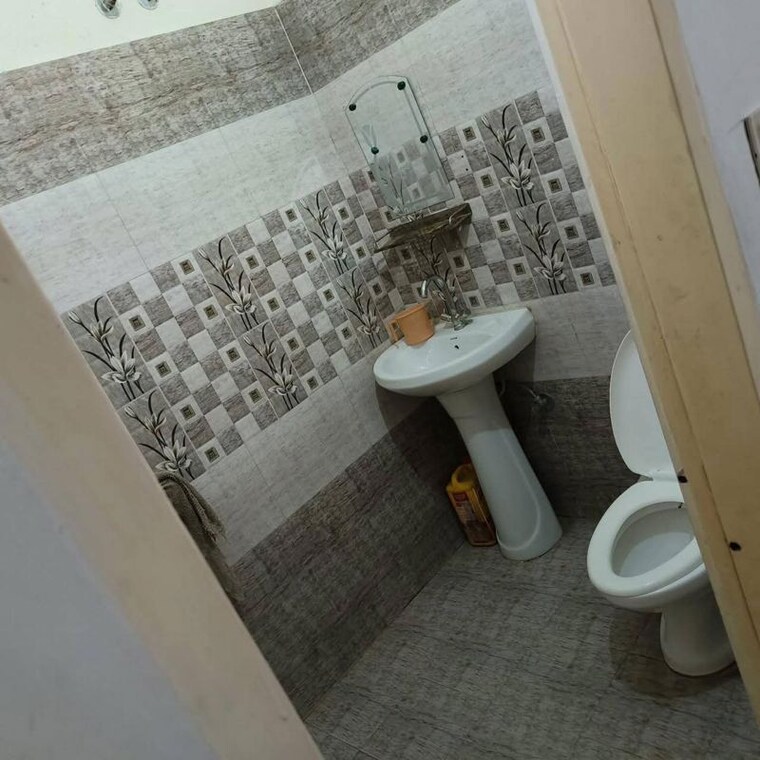 Bathroom, kharar mohali road 2 Bedroom 120 Sq.Yd. Apartment In Kharar Mohali Road Kharar 10592943
