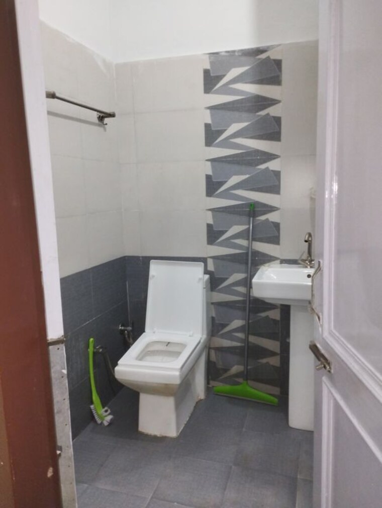 Washroom, kharar mohali road 2 Bedroom 120 Sq.Yd. Apartment In Kharar Mohali Road Kharar 10592943