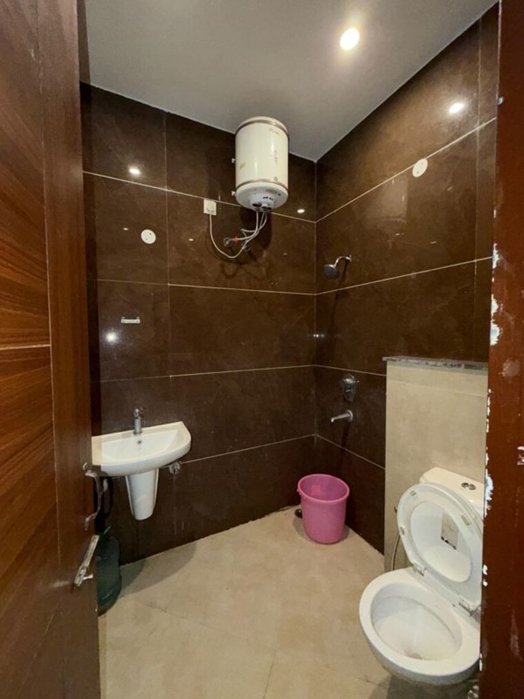 Bathroom, sunny enclave 2 Bedroom 200 Sq.Yd. Builder Floor In Sunny Enclave Mohali 10592981