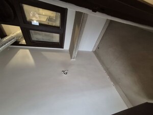 Room in 3.5 BHK Apartment at Mayur Vihar – for Rent