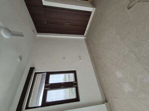 Room in 3.5 BHK Apartment at Mayur Vihar – for Rent