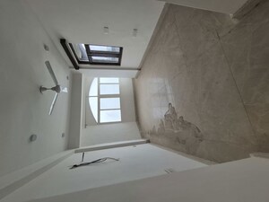 Room in 3.5 BHK Apartment at Mayur Vihar – for Rent