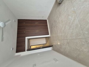 Room in 3.5 BHK Apartment at Mayur Vihar – for Rent