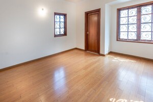 Room in 4 BHK Apartment at Halasuru – for Rent