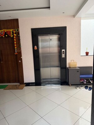 Room in 3 BHK Apartment at Chhatrapati Square – for Rent