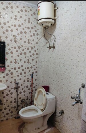 Bathroom in 1 RK Builder Floor at Dlf City Phase 3 – for Rent