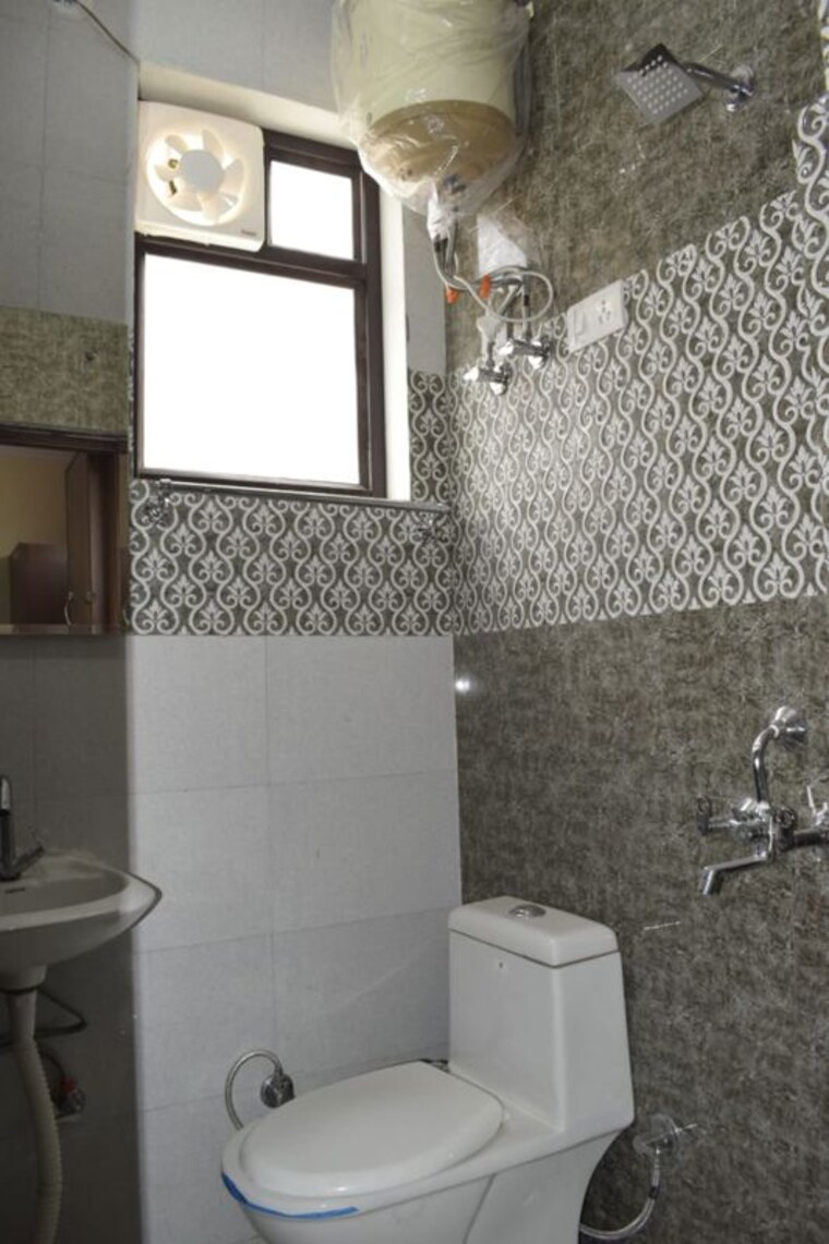 Bathroom, dlf city phase 3 1 RK 250 Sq.Ft. Builder Floor In Dlf City Phase 3 Gurgaon 10593131
