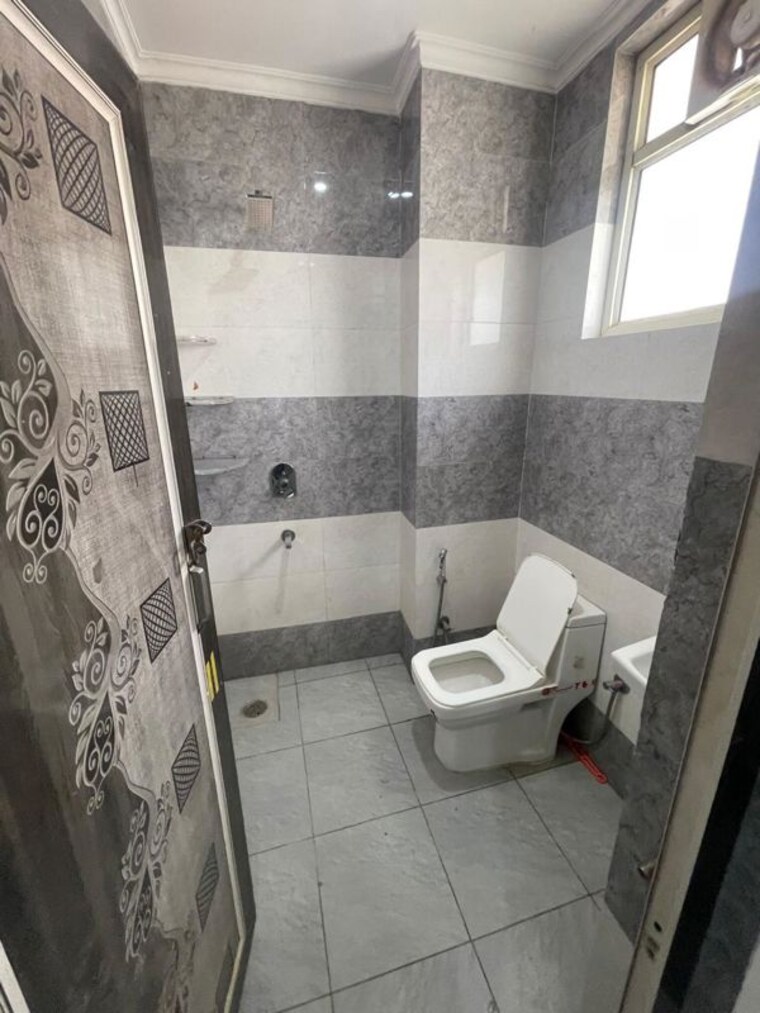 Bathroom, dlf city phase 3 1 RK 300 Sq.Ft. Builder Floor In Dlf City Phase 3 Gurgaon 10593135