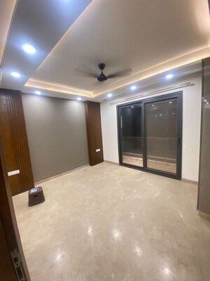 Room in 3 BHK Builder Floor at Dlf Phase ii – for Rent