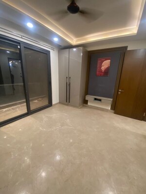 Room in 3 BHK Builder Floor at Dlf Phase ii – for Rent