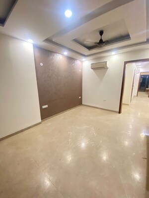 Room in 3 BHK Builder Floor at Dlf Phase ii – for Rent