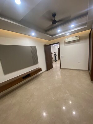 Room in 3 BHK Builder Floor at Dlf Phase ii – for Rent