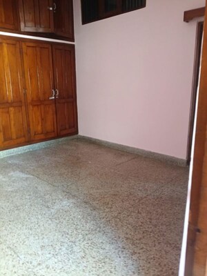 Room in 3 BHK Builder Floor at Sector 21 – for Rent