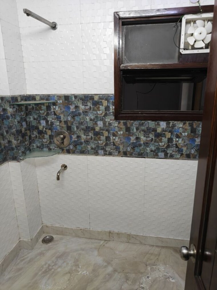 Bathroom, model town phase 2 2 Bedroom 272 Sq.Yd. Builder Floor In Model Town Phase 2 Delhi 10593167