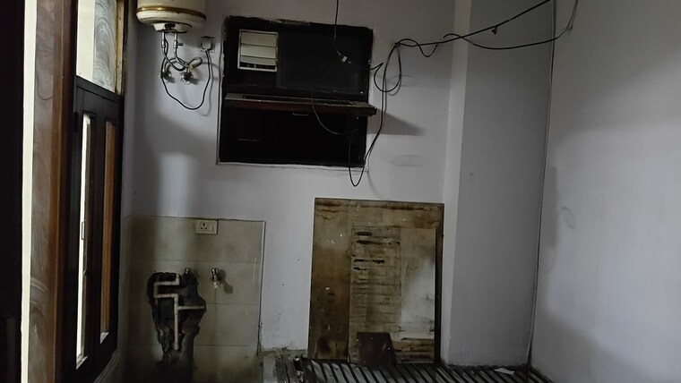 Kitchen, model town phase 2 2 Bedroom 272 Sq.Yd. Builder Floor In Model Town Phase 2 Delhi 10593167