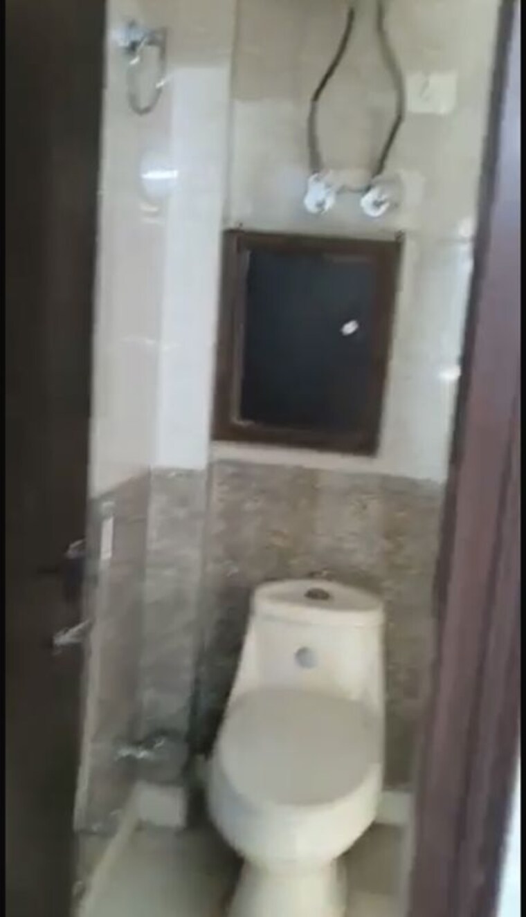 Bathroom, malviya nagar 3 Bedroom 150 Sq.Yd. Builder Floor In Malviya Nagar Delhi 10593185