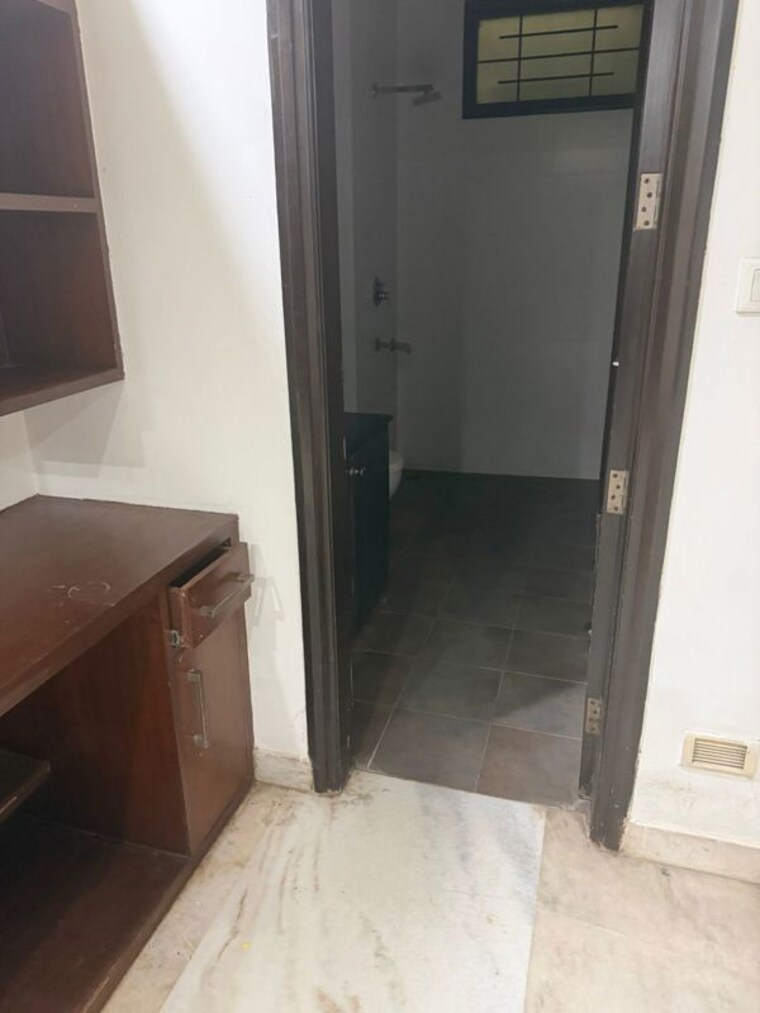 Bathroom, malviya nagar 3 Bedroom 250 Sq.Yd. Builder Floor In Malviya Nagar Delhi 10593187
