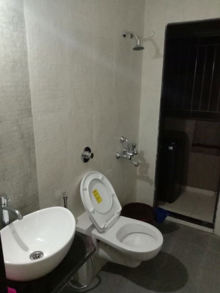 Bathroom, thane west Pg For Boys In Thane West 10593329