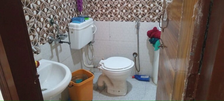 Bathroom, sector 30 2.5 Bedroom 950 Sq.Ft. Villa In Sector 30 Noida 10593379