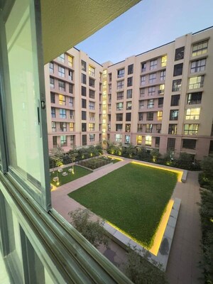 Swimming Pool in 3 BHK Apartment at Lodha Sterling, Kolshet Road – for Rent