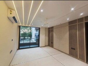 Room in 3 BHK Builder Floor at Sector 21 – for Rent