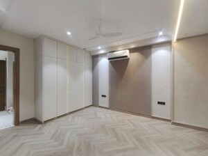 Room in 3 BHK Builder Floor at Sector 21 – for Rent