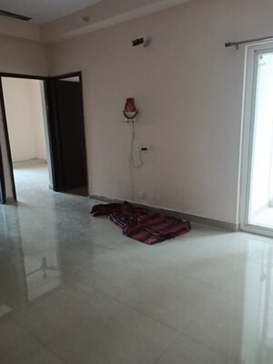 Room in 3 BHK Apartment at Amrapali Dream Valley – for Rent