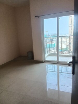Room in 3 BHK Apartment at Amrapali Dream Valley – for Rent