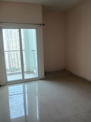 Room in 3 BHK Apartment at Amrapali Dream Valley – for Rent