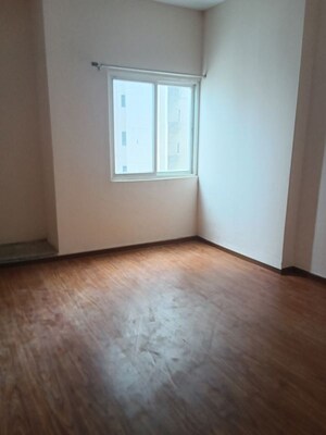 Room in 3 BHK Apartment at Amrapali Dream Valley – for Rent