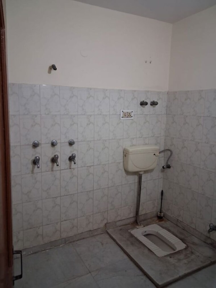 Bathroom, sector 23 2 Bedroom 160 Sq.Yd. Builder Floor In Sector 23 Gurgaon 10593508