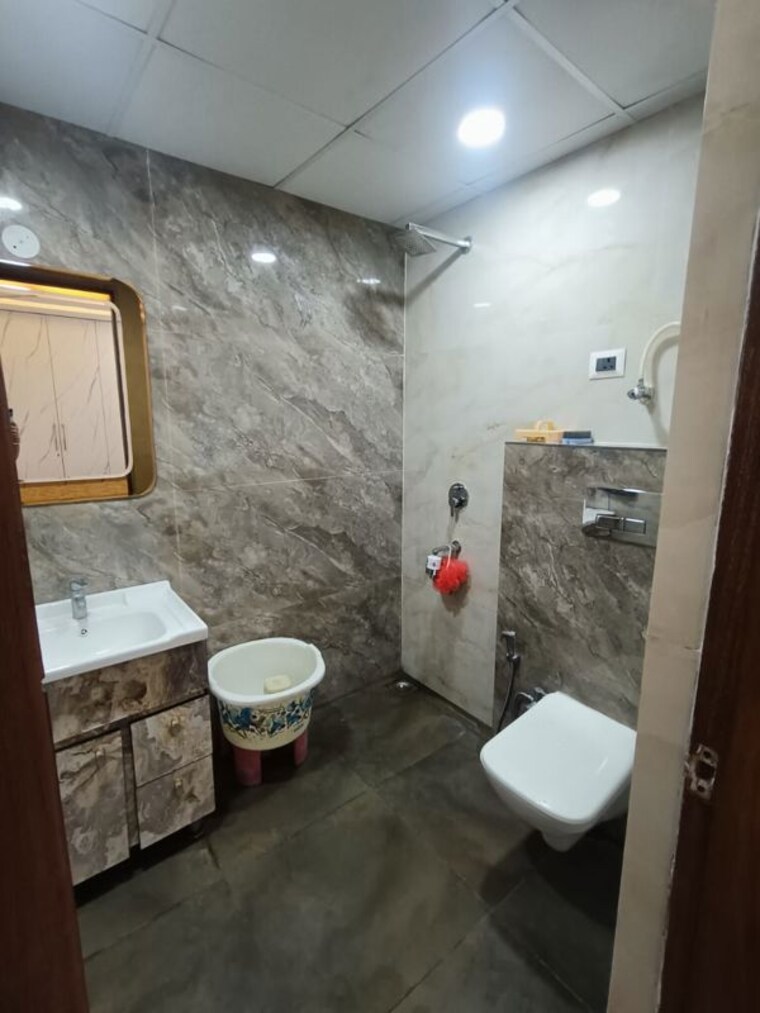 Bathroom, bptp-park-towers 3 Bedroom 190 Sq.Yd. Builder Floor In Sector 77 Faridabad 10593515