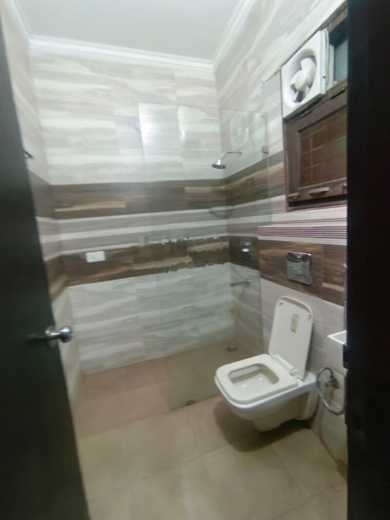 Bathroom, uppal-southend 3 Bedroom 4200 Sq.Ft. Builder Floor In Sector 49 Gurgaon 10593537