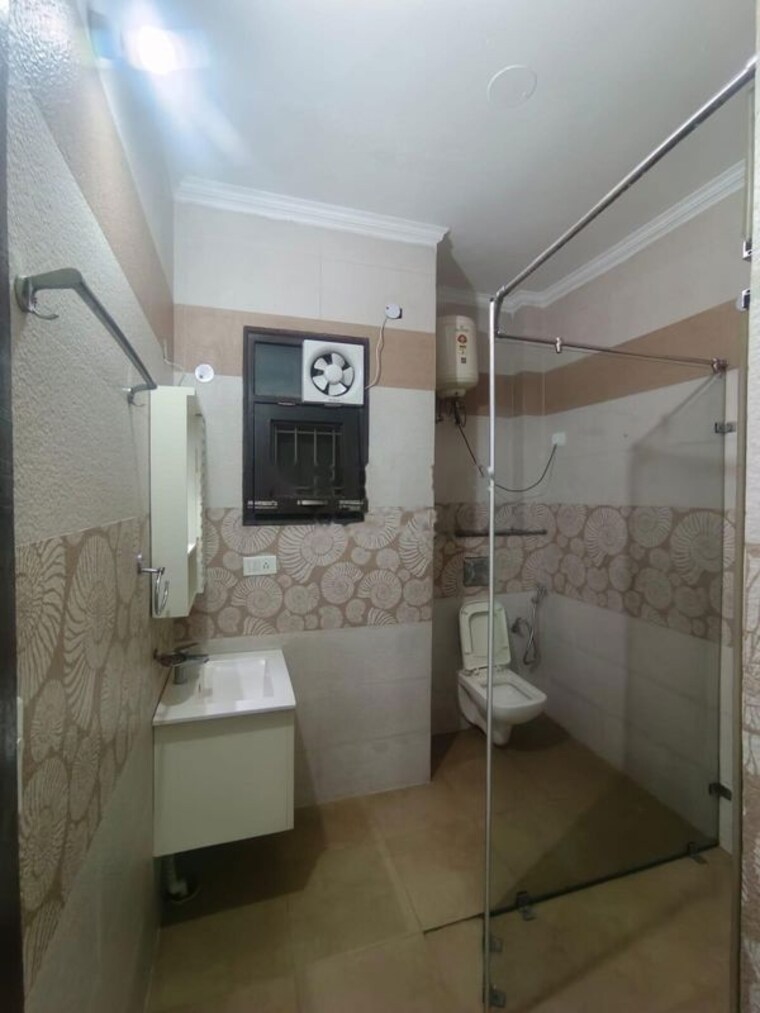 Bathroom, uppal-southend 3 Bedroom 4200 Sq.Ft. Builder Floor In Sector 49 Gurgaon 10593537
